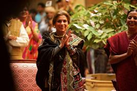 Dimple Kapadia cracks finger during the shoot of Saas, Bahu, aur Flamingo