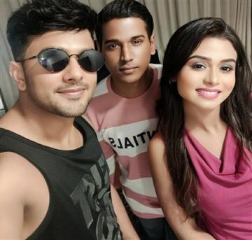 Mahesh Poojary, Awez Darbar and Sunidee Chauhan selfie from set of Bigg Boss OTT goes viral